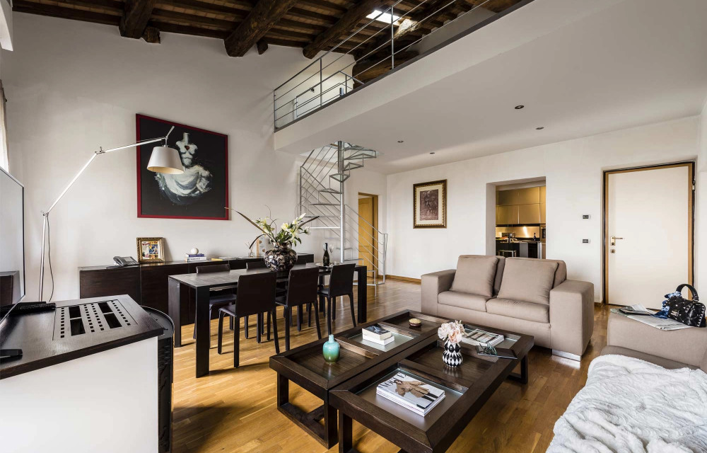 media.Slide-Suite-Botticelli-02-Villa-Guinigi