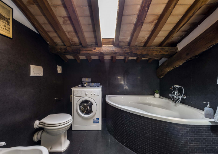 media.Slide-Suite-Caravaggio-03-Villa-Guinigi