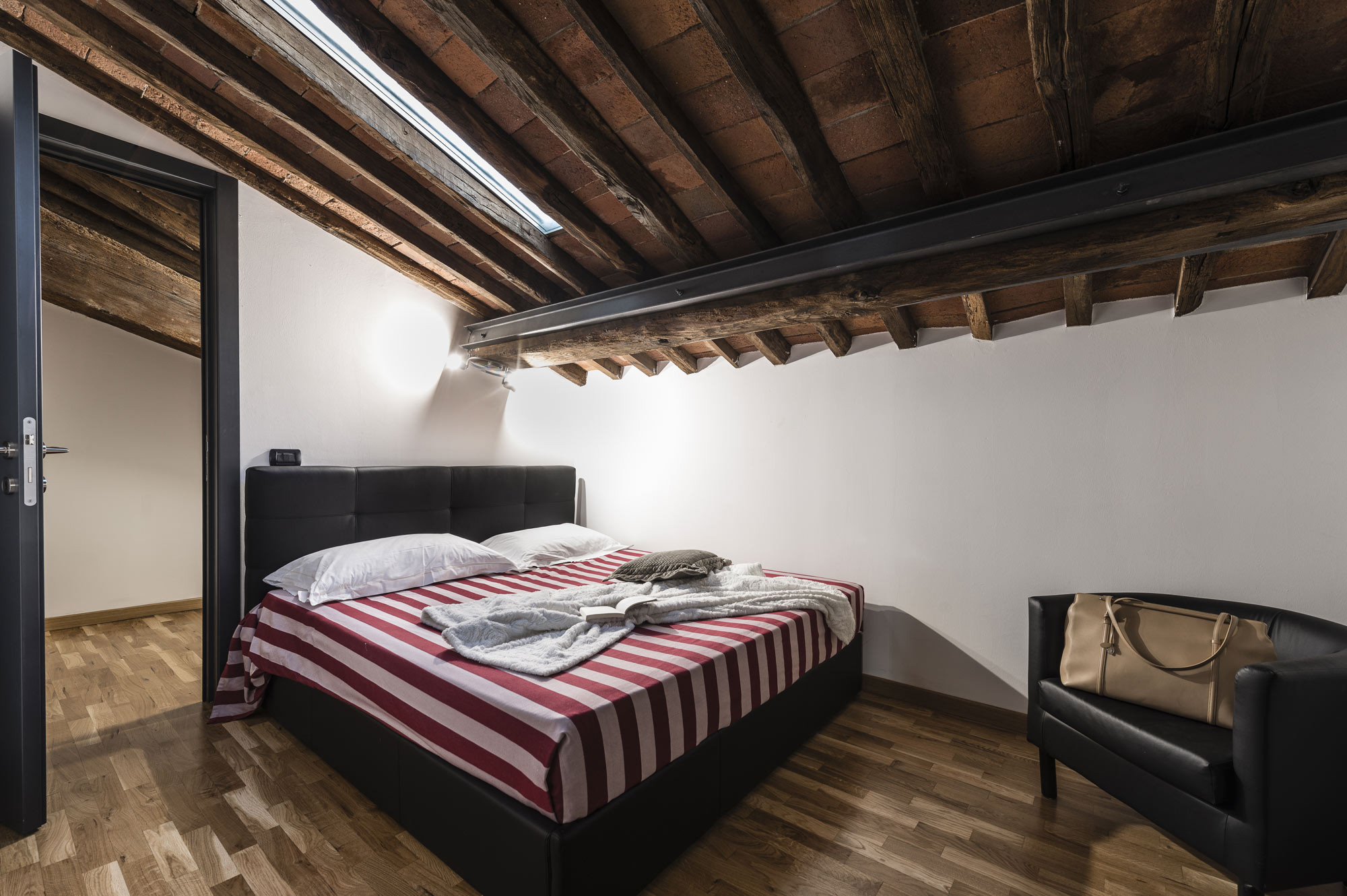 media.Slide-Giotto-Camera-con-tetto-spiovente